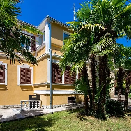 Ola Ii Luxury Apartment